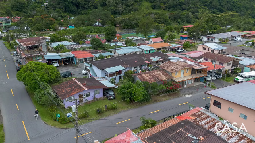 Propiedad En El Centro De Boquete Con Edificaciones Comerciales Y Residenciales En Venta