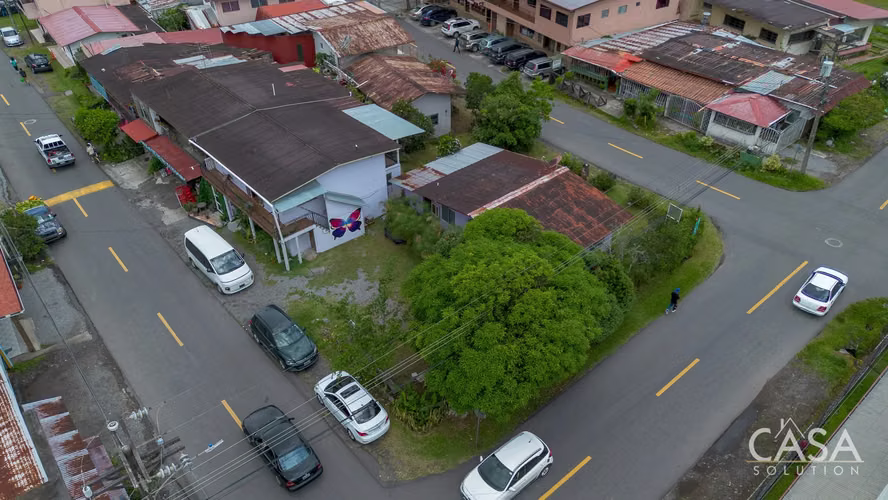 Propiedad En El Centro De Boquete Con Edificaciones Comerciales Y Residenciales En Venta