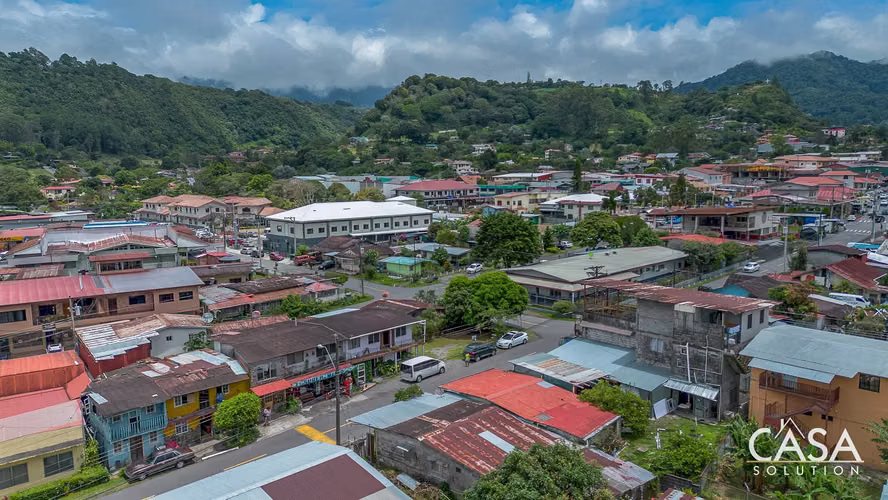 Propiedad En El Centro De Boquete Con Edificaciones Comerciales Y Residenciales En Venta