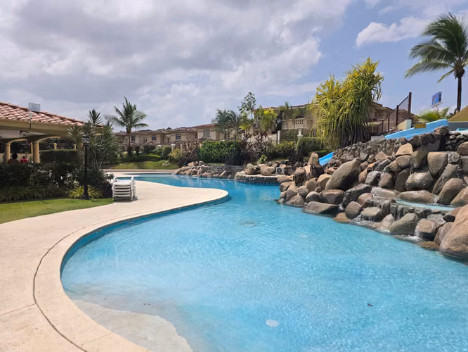 VENTA DE CASA DE ESQUINA DORADO SPRINGS CONDADO DEL REY