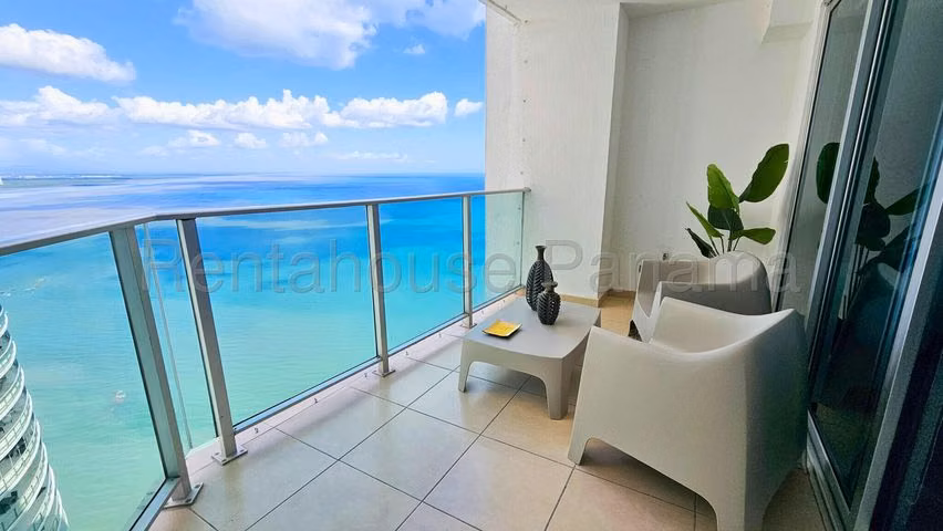 Venta en Oasis on the Bay | 240m² | Remodelado y Amoblado | Vista al Mar | 3 Rec. Ref: 26-5608
