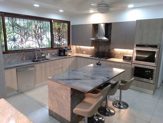 SE VENDE O ALQUILA MANSIÓN EN ALTOS DEL GOLF – LUJO, AMPLITUD Y PRIVACIDAD - Imagen 7