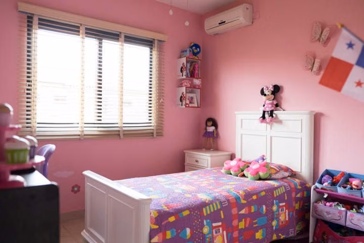 Atención Inversionistas. Se Vende casa en Residencial Versalles I - Juan Díaz.