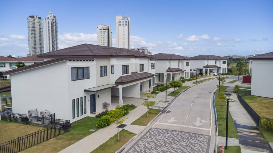 Casa en venta en Santa María (nuevas vacías y una full amoblada)