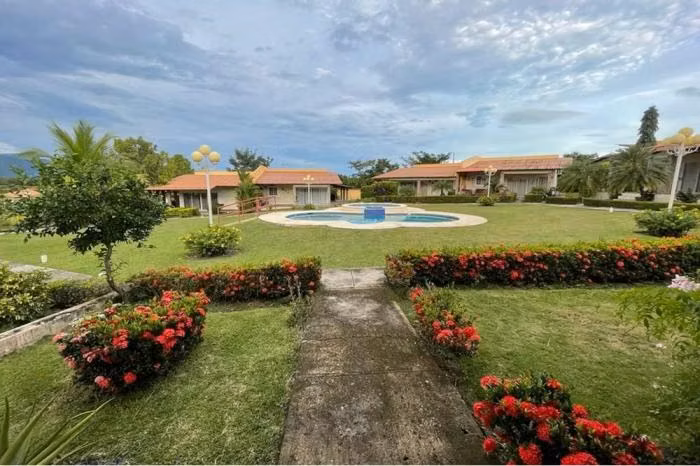 VENDO CHALET EN COMPLEJO CERRADO VILLA  BRISAS DE LAS LAJAS