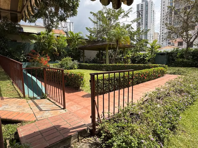 Venta de Casa en San Francisco, Loma Alegre, 1,137m² de Terreno y 400m²de Construcción