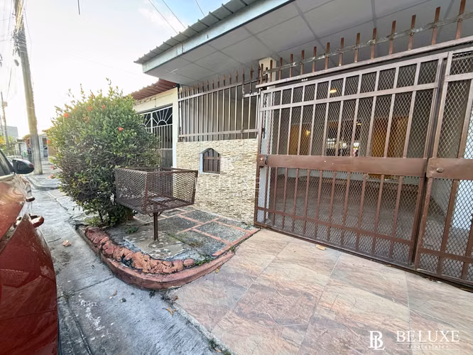 VENDO CASA PRIMERA LINEA DE LAS ACACIAS VERSALLES (19)