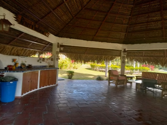 PORTENTOSA RESIDENCIA EN EL VALLE CON 1.8 HECTS. DE TERRENO