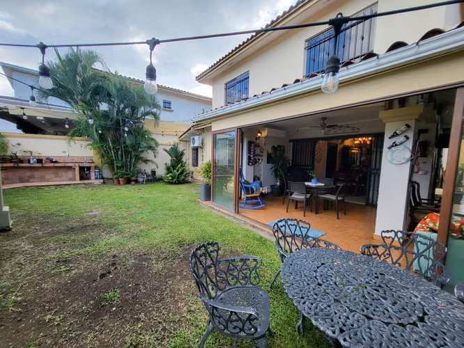 Se vende casa en Paseo Dorado, Condado del Rey
