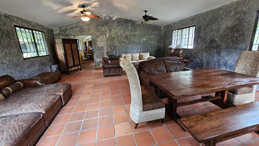 VENDO EXCLUSIVA PROPIEDAD EN EL VALLE CON 13 SUITES Y RIO