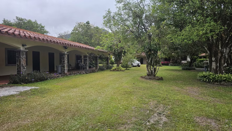 VENDO EXCLUSIVA PROPIEDAD EN EL VALLE CON 13 SUITES Y RIO