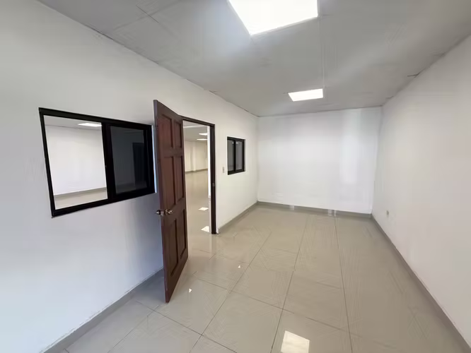 Venta / Alquiler. Edificio Comercial en Chitré