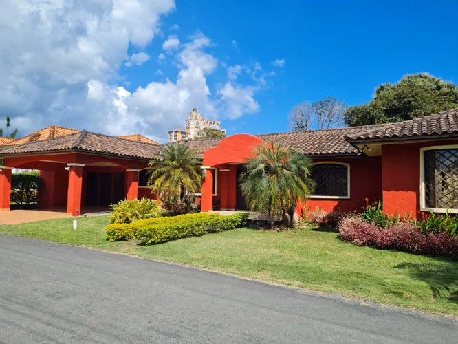 Venta de Casa con Piscina en Coronado Golf