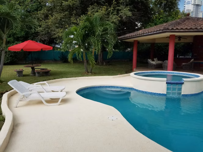 Venta de Casa con Piscina en Coronado Golf