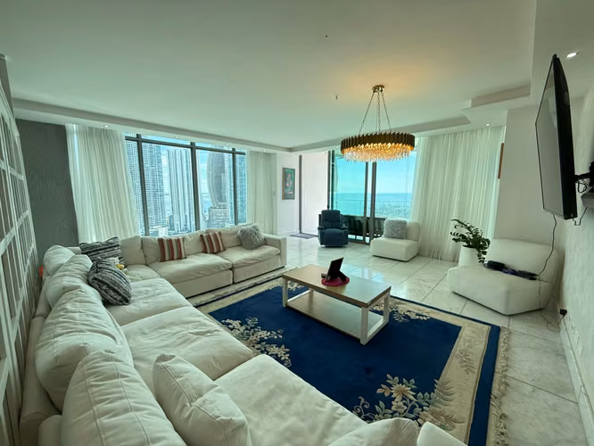 Alquiler en Sea Point: 305m² Frente al Mar, Equipado y Amoblado