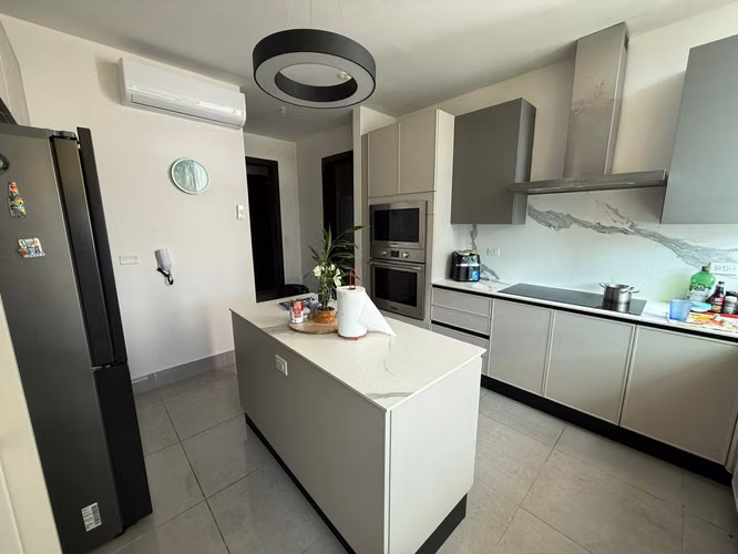 Alquiler en Sea Point: 305m² Frente al Mar, Equipado y Amoblado