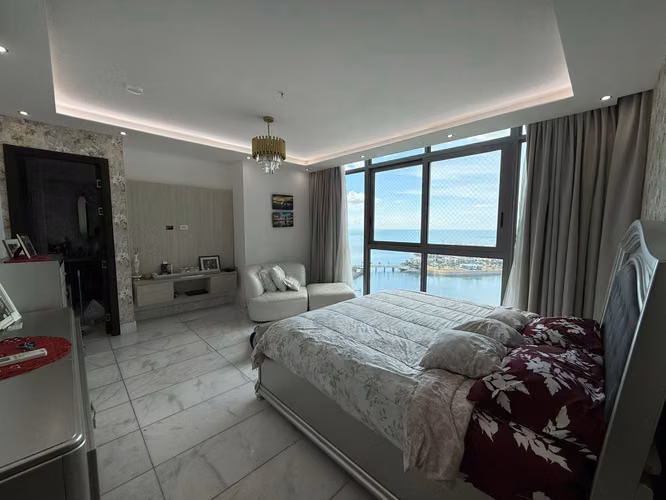 Alquiler en Sea Point: 305m² Frente al Mar, Equipado y Amoblado
