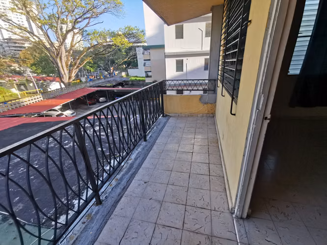 Via Argentina - Habitación Muy amplia + Balcon Privado + Semi - Amoblada
