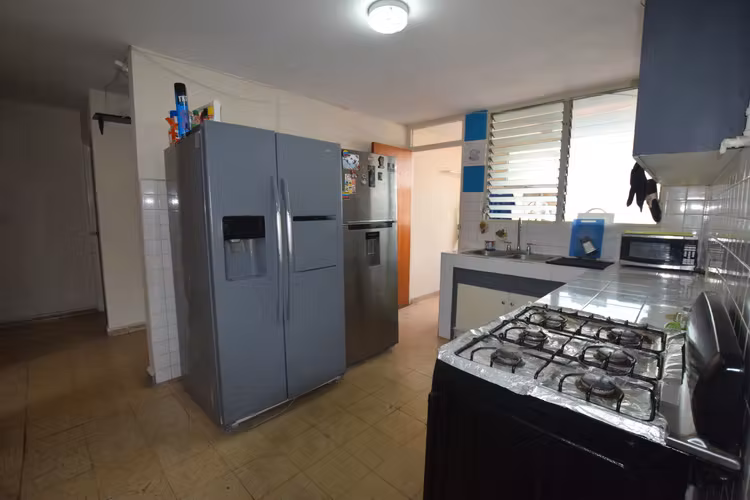 Via Argentina - Habitación Muy amplia + Balcon Privado + Semi - Amoblada