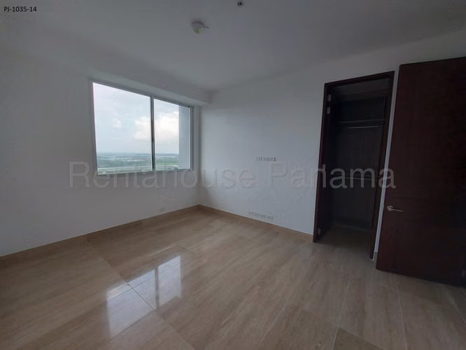 Vendo Apartamento Espacioso en PH Solana, Santa María 26-5610GG