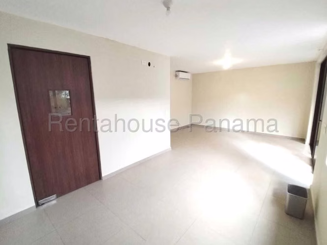 Vendo Apartamento Espaciosa en PH Golf Gardens, Brisas del Golf 26-5098GG