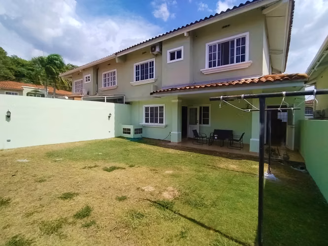 VENTA DE CASA ADOSADA EN  VILLA DE LAS AZORES EN VILLA LUCRE