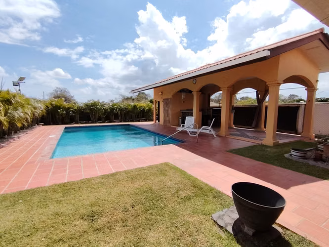 Casa Espaciosa y Como Nueva en Chame