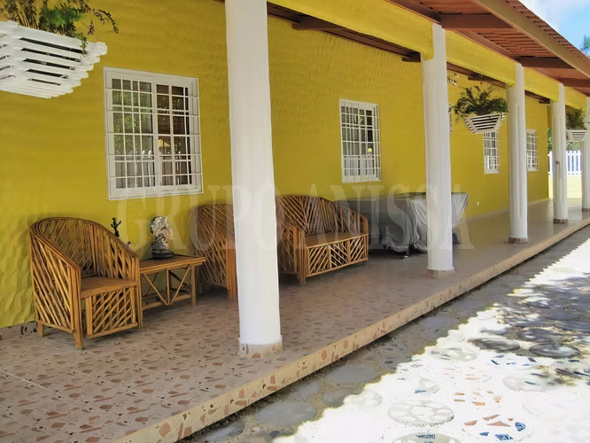 OPORTUNIDAD! Se vende Amplia Casa en Altos del Maria
