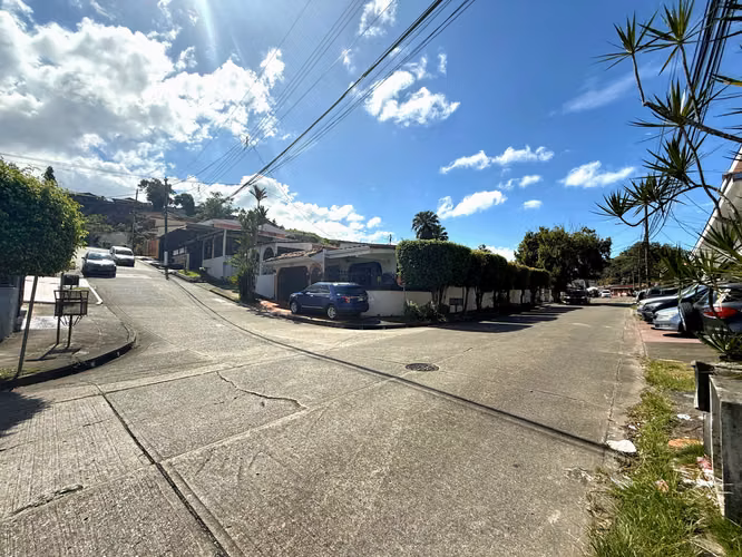 Venta de Amplia Casa en Villa de las Fuentes No. 2