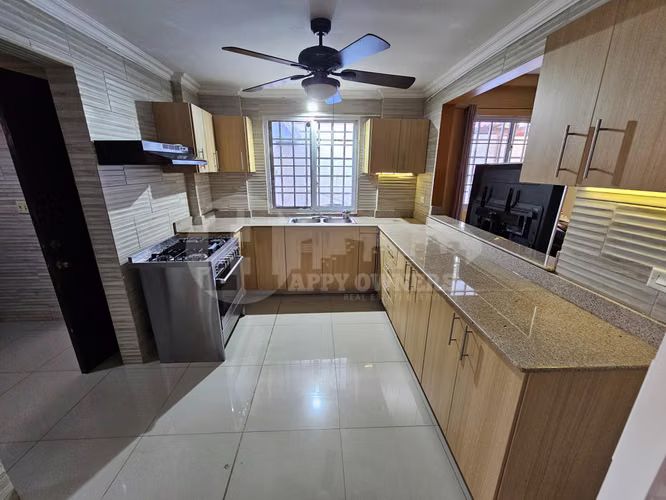 Venta de casa con piscina en Villas del Golf, Chitré