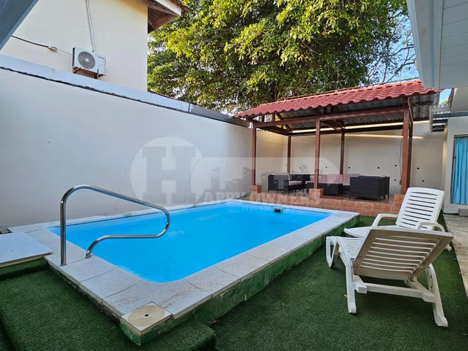 Venta de casa con piscina en Villas del Golf, Chitré
