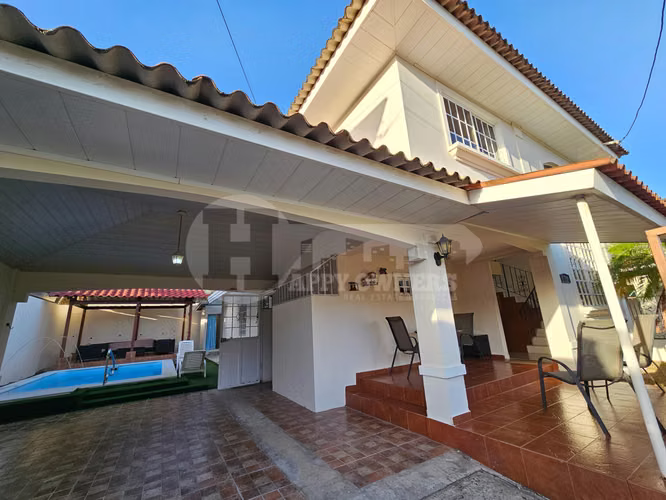Venta de casa con piscina en Villas del Golf, Chitré