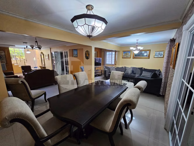 Venta de casa con piscina en Villas del Golf, Chitré