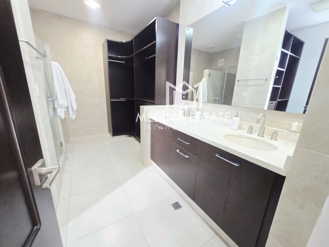 Alquiler Garden Apartment en Embassy Club, Clayton, con 4 habitaciones y jardín. - Imagen 11