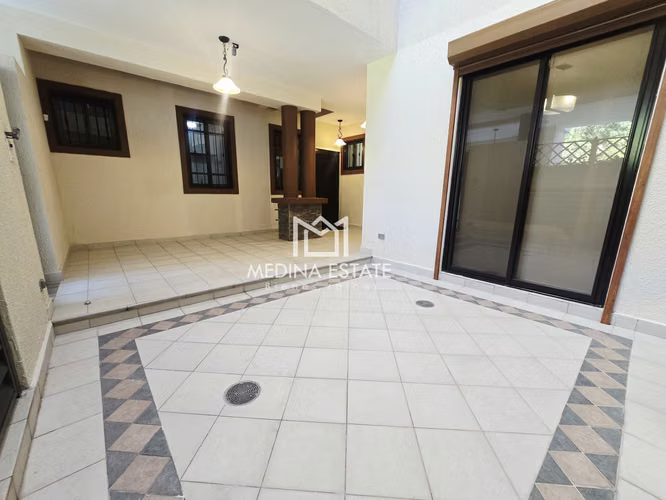 Alquiler Garden Apartment en Embassy Club, Clayton, con 4 habitaciones y jardín. - Imagen 3