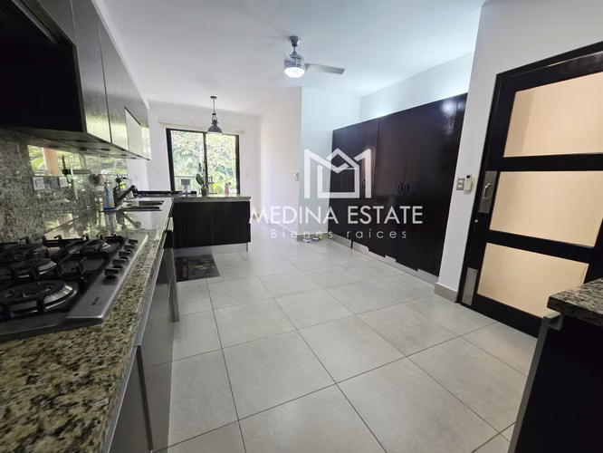 Alquiler Garden Apartment en Embassy Club, Clayton, con 4 habitaciones y jardín. - Imagen 8