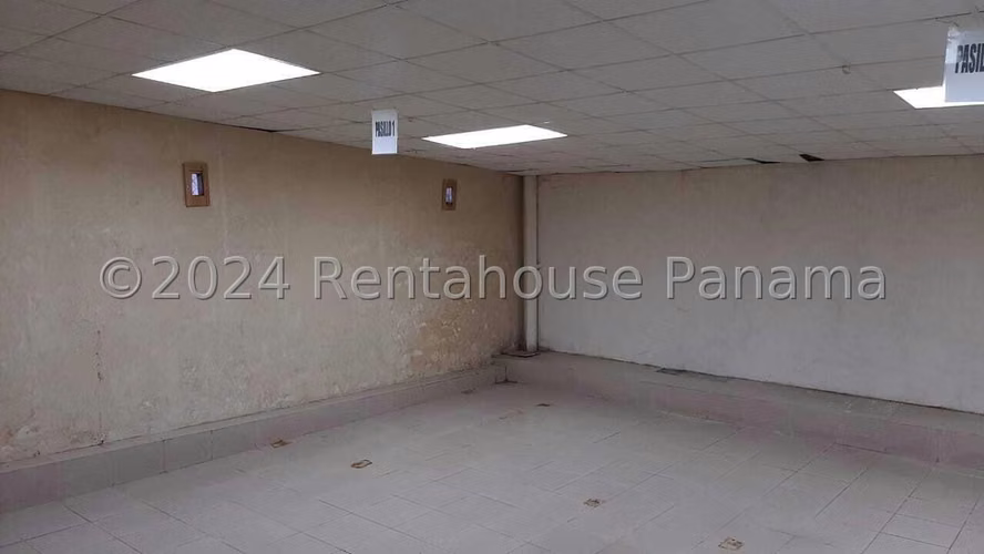 Venta – Amplio Local Comercial en Parque Lefevre con 3 Parking BDP