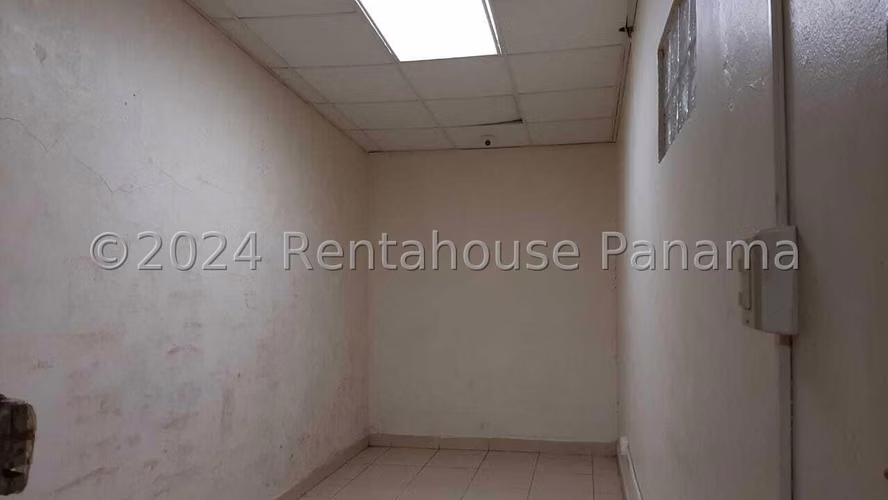 Venta – Amplio Local Comercial en Parque Lefevre con 3 Parking BDP