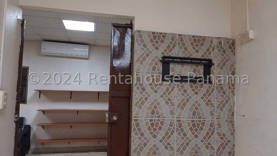 Venta – Amplio Local Comercial en Parque Lefevre con 3 Parking BDP