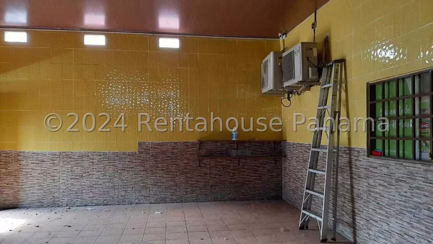 Venta – Amplio Local Comercial en Parque Lefevre con 3 Parking BDP