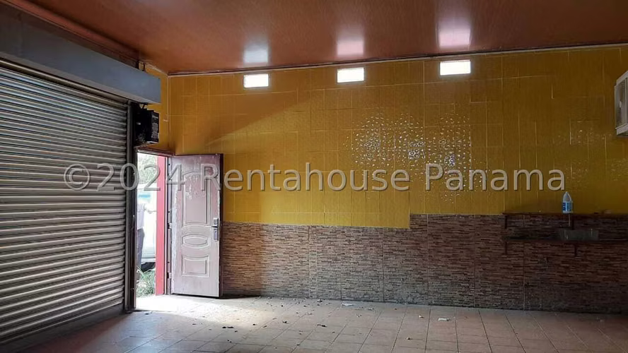 Venta – Amplio Local Comercial en Parque Lefevre con 3 Parking BDP