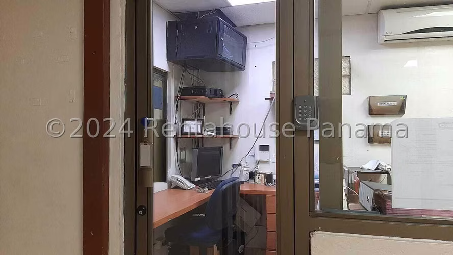 Venta – Amplio Local Comercial en Parque Lefevre con 3 Parking BDP