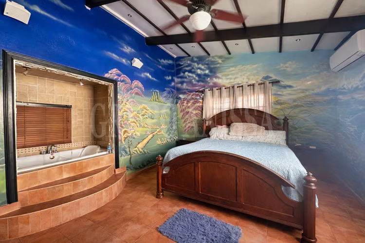 OPORTUNIDAD! Se Vende Casa con Piscina en Club de Golf Coronado