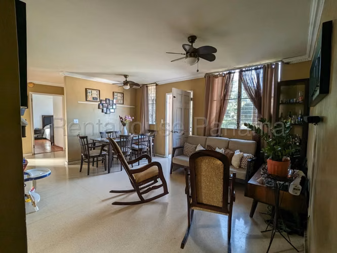Se vende apartamento ph Altos de Santa Maria JM