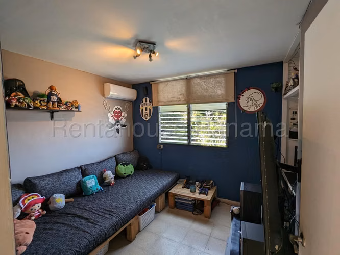 Se vende apartamento ph Altos de Santa Maria JM