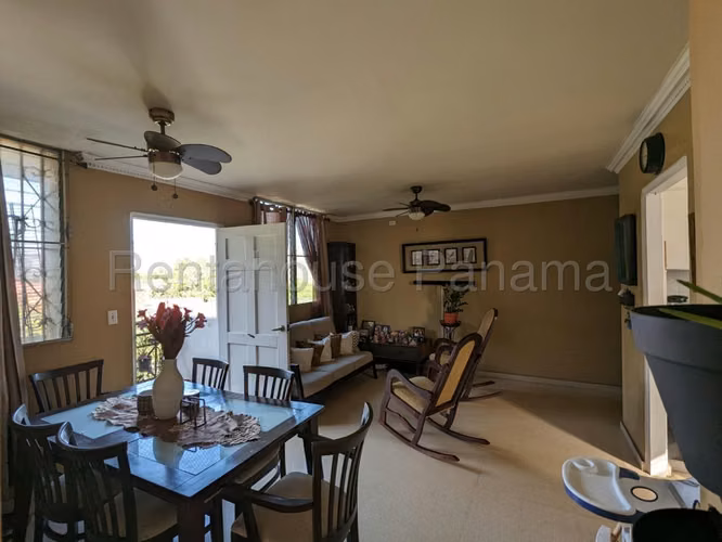 Se vende apartamento ph Altos de Santa Maria JM