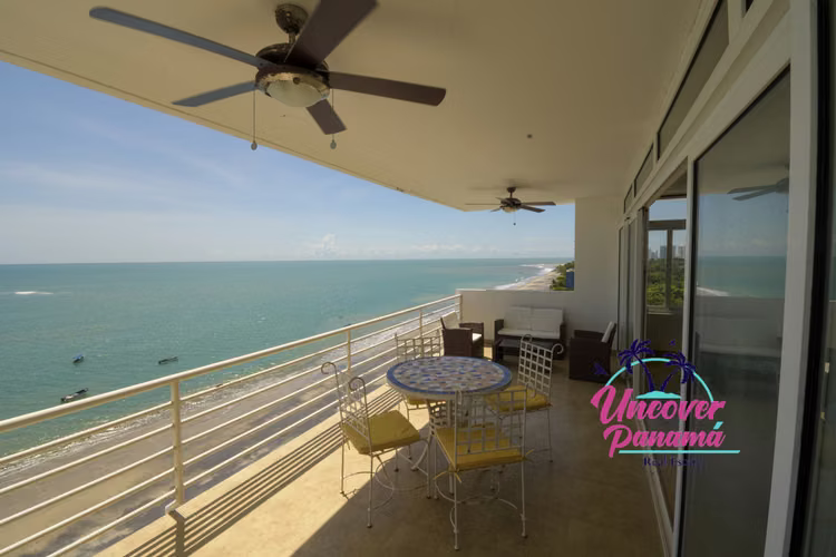 Condominio de 4 habitaciones con vista al mar en Miramar