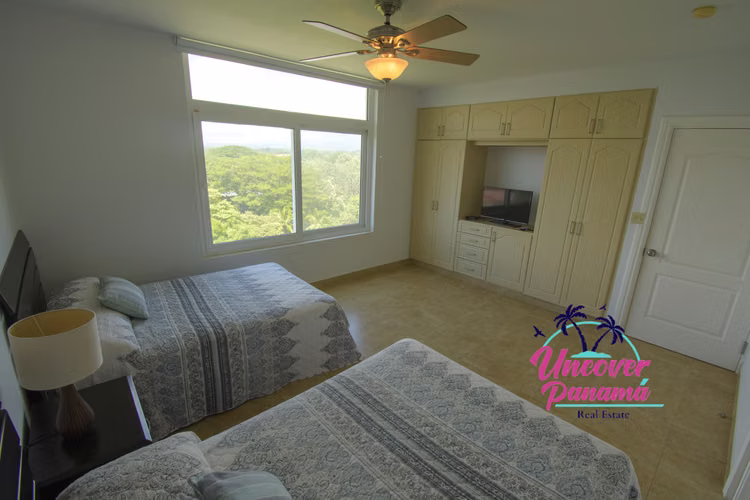 Condominio de 4 habitaciones con vista al mar en Miramar