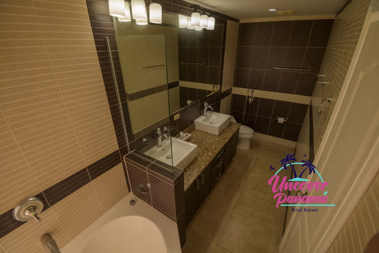 Condominio de 4 habitaciones con vista al mar en Miramar