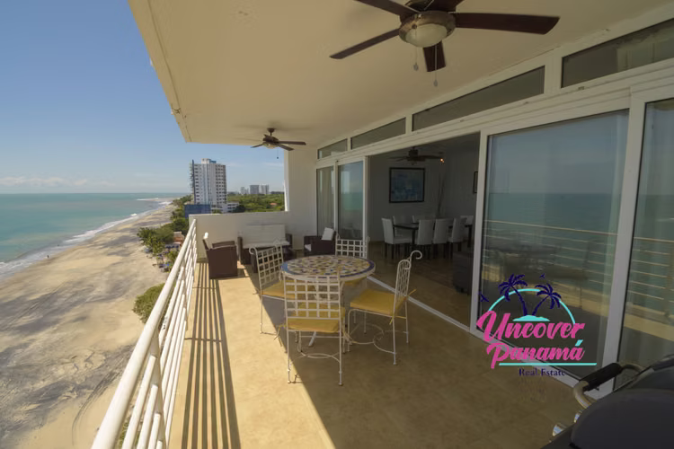 Condominio de 4 habitaciones con vista al mar en Miramar